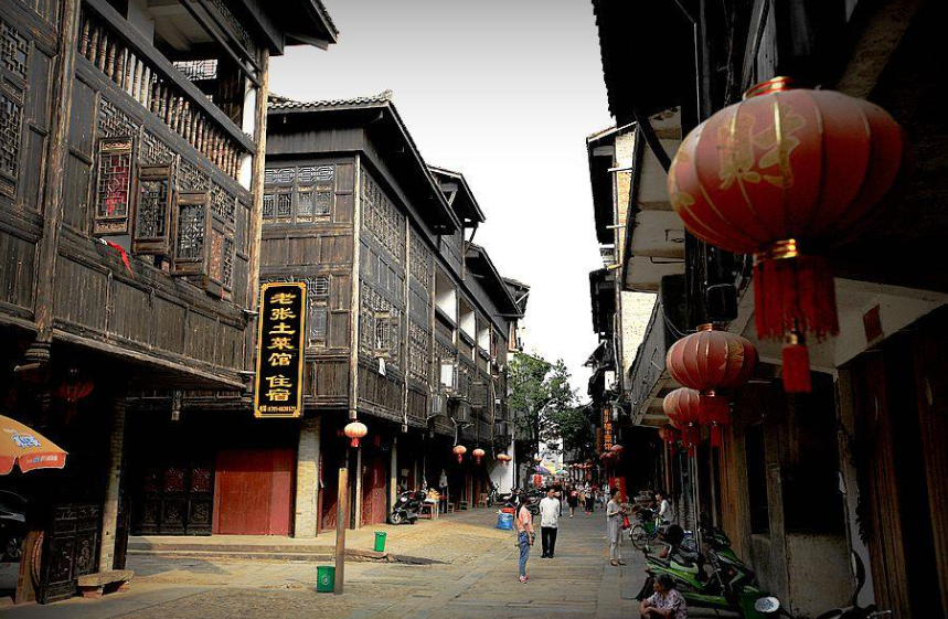 鹰潭旅游景点攻略（江西鹰潭旅游必去十大景点）